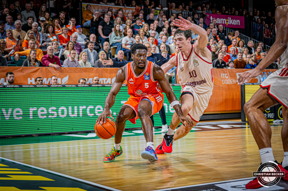 1. Basketball Bundesliga, easyCredit BBL, Saison 2025/2026, Herren, Hauptrunde, 7. Spieltag, 09.11.2025, RASTA Vechta - FC Bayern M&uuml;nchen Basketball
TJ Bamba (#5 - RASTA Vechta) in Aktion
Schlüsselwörter: 09.11.2025;1. Bundesliga;7. Spieltag;BBL;Basketball;Bayern;FC;Hauptrunde;Liga;Muenchen;M&uuml;nchen;RASTA;RASTA Dome;Saison 2025/2026;Vechta;easycredit