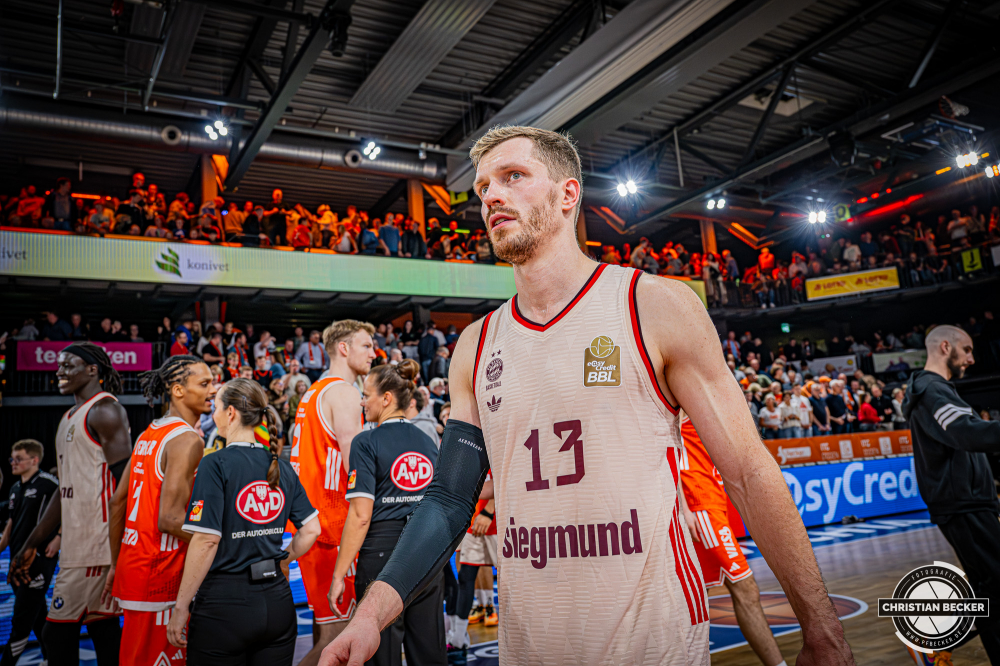 1. Basketball Bundesliga, easyCredit BBL, Saison 2025/2026, Herren, Hauptrunde, 7. Spieltag, 09.11.2025, RASTA Vechta - FC Bayern M&uuml;nchen Basketball
Andreas Obst (#13 - FC Bayern M&uuml;nchen Basketball) nach der Partie
Schlüsselwörter: 09.11.2025;1. Bundesliga;7. Spieltag;BBL;Basketball;Bayern;FC;Hauptrunde;Liga;Muenchen;M&uuml;nchen;RASTA;RASTA Dome;Saison 2025/2026;Vechta;easycredit