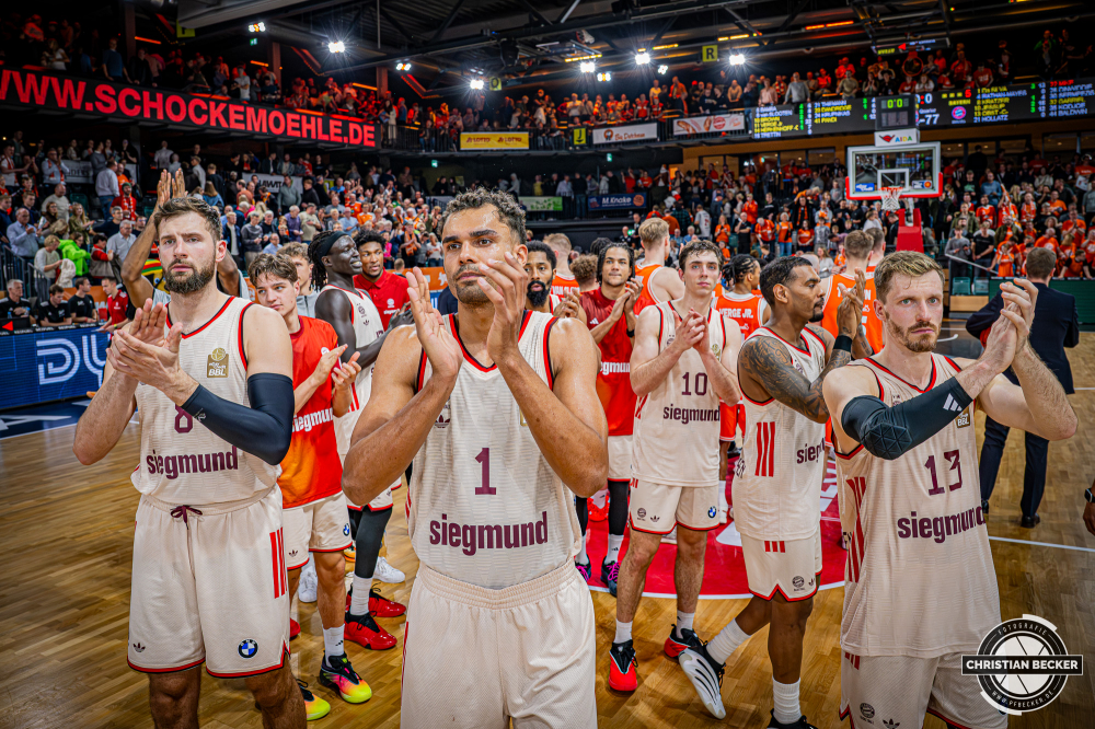 1. Basketball Bundesliga, easyCredit BBL, Saison 2025/2026, Herren, Hauptrunde, 7. Spieltag, 09.11.2025, RASTA Vechta - FC Bayern M&uuml;nchen Basketball
Das Team des FC Bayern M&uuml;nchen Basketball nach der Partie
Schlüsselwörter: 09.11.2025;1. Bundesliga;7. Spieltag;BBL;Basketball;Bayern;FC;Hauptrunde;Liga;Muenchen;M&uuml;nchen;RASTA;RASTA Dome;Saison 2025/2026;Vechta;easycredit