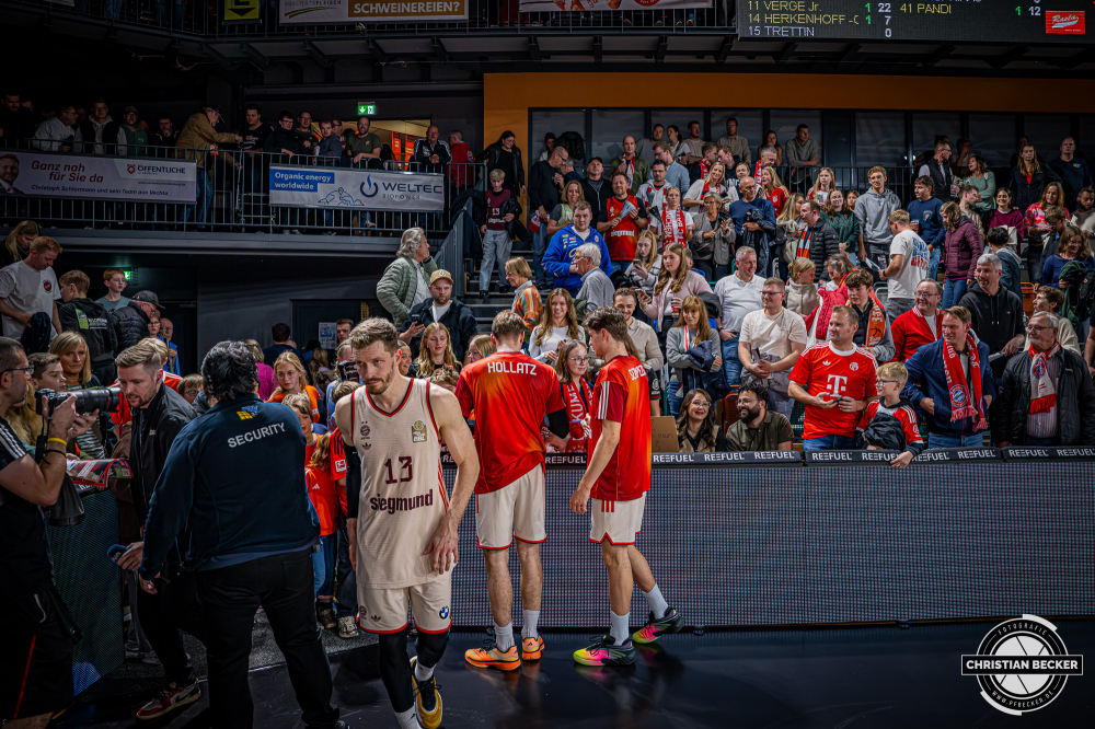 1. Basketball Bundesliga, easyCredit BBL, Saison 2025/2026, Herren, Hauptrunde, 7. Spieltag, 09.11.2025, RASTA Vechta - FC Bayern M&uuml;nchen Basketball
Das Team des FC Bayern M&uuml;nchen Basketball bei seinen Fans nach der Partie
Schlüsselwörter: 09.11.2025;1. Bundesliga;7. Spieltag;BBL;Basketball;Bayern;FC;Hauptrunde;Liga;Muenchen;M&uuml;nchen;RASTA;RASTA Dome;Saison 2025/2026;Vechta;easycredit