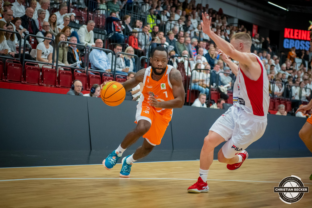 2. Basketball Bundesliga, Hauptrunde, 1. Spieltag, 01.10.22, Artland Dragons - RASTA Vechta
#1, Jordan Johnson (USA), Guard bei RASTA Vechta in Aktion w&auml;hrend der Partie zwischen Artland Dragons und RASTA Vechta
Schlüsselwörter: 01.10.22;1. Spieltag;2. Bundesliga;Artland;Artland Arena;Barmer;Basketball;Dragons;Hauptrunde;Liga;Quackenbr&uuml;ck;RASTA;Saison 2022/2023;Vechta