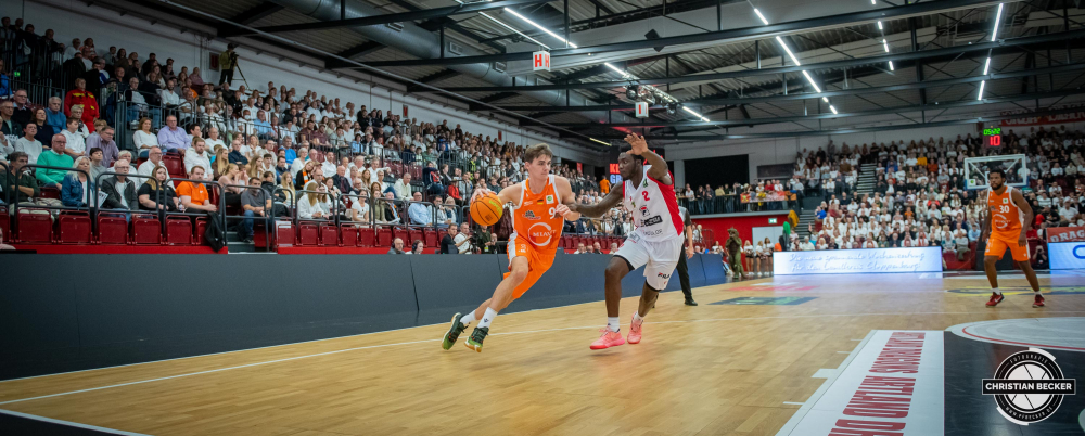 2. Basketball Bundesliga, Hauptrunde, 1. Spieltag, 01.10.22, Artland Dragons - RASTA Vechta
#9, Joschka Ferner (GER), Forward bei RASTA Vechta in Aktion w&auml;hrend der Partie zwischen Artland Dragons und RASTA Vechta
Schlüsselwörter: 01.10.22;1. Spieltag;2. Bundesliga;Artland;Artland Arena;Barmer;Basketball;Dragons;Hauptrunde;Liga;Quackenbr&uuml;ck;RASTA;Saison 2022/2023;Vechta