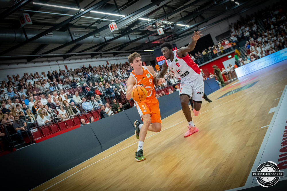 2. Basketball Bundesliga, Hauptrunde, 1. Spieltag, 01.10.22, Artland Dragons - RASTA Vechta
#9, Joschka Ferner (GER), Forward bei RASTA Vechta in Aktion w&auml;hrend der Partie zwischen Artland Dragons und RASTA Vechta
Schlüsselwörter: 01.10.22;1. Spieltag;2. Bundesliga;Artland;Artland Arena;Barmer;Basketball;Dragons;Hauptrunde;Liga;Quackenbr&uuml;ck;RASTA;Saison 2022/2023;Vechta