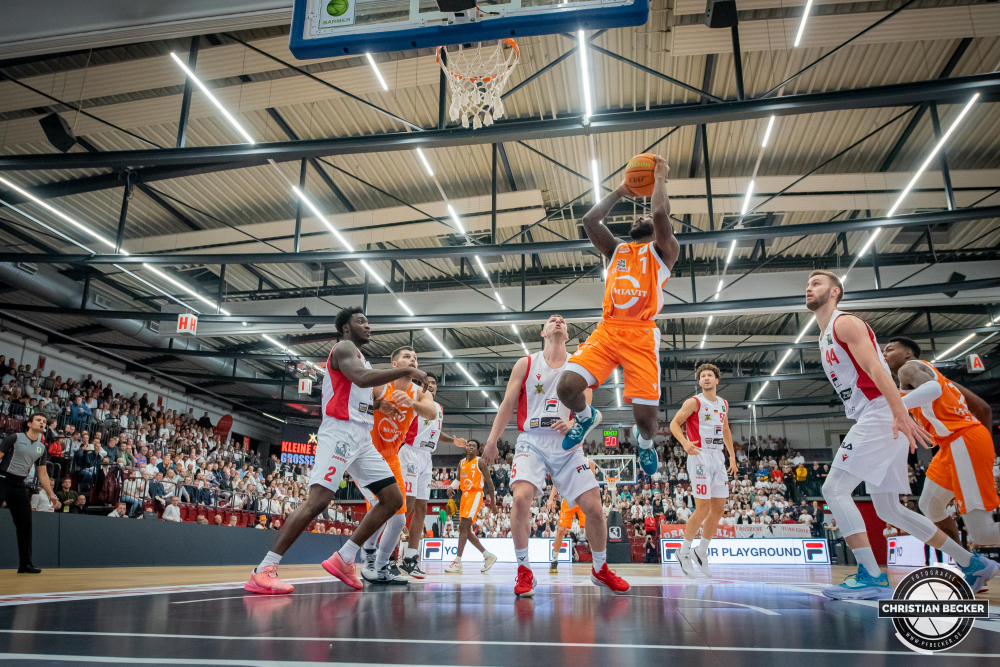 2. Basketball Bundesliga, Hauptrunde, 1. Spieltag, 01.10.22, Artland Dragons - RASTA Vechta
#1, Jordan Johnson (USA), Guard bei RASTA Vechta beim Korbleger w&auml;hrend der Partie zwischen Artland Dragons und RASTA Vechta
Schlüsselwörter: 01.10.22;1. Spieltag;2. Bundesliga;Artland;Artland Arena;Barmer;Basketball;Dragons;Hauptrunde;Liga;Quackenbr&uuml;ck;RASTA;Saison 2022/2023;Vechta