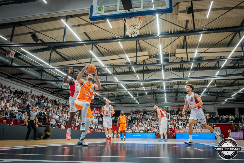 2. Basketball Bundesliga, Hauptrunde, 1. Spieltag, 01.10.22, Artland Dragons - RASTA Vechta
#16, Julius Wolf (GER), Forward bei RASTA Vechta beim Korbleger w&auml;hrend der Partie zwischen Artland Dragons und RASTA Vechta
Schlüsselwörter: 01.10.22;1. Spieltag;2. Bundesliga;Artland;Artland Arena;Barmer;Basketball;Dragons;Hauptrunde;Liga;Quackenbr&uuml;ck;RASTA;Saison 2022/2023;Vechta