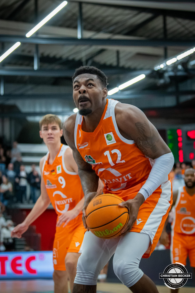 2. Basketball Bundesliga, Hauptrunde, 1. Spieltag, 01.10.22, Artland Dragons - RASTA Vechta
#12, Tajuan Agee (USA), Forward bei RASTA Vechta in Aktion w&auml;hrend der Partie zwischen Artland Dragons und RASTA Vechta
Schlüsselwörter: 01.10.22;1. Spieltag;2. Bundesliga;Artland;Artland Arena;Barmer;Basketball;Dragons;Hauptrunde;Liga;Quackenbr&uuml;ck;RASTA;Saison 2022/2023;Vechta