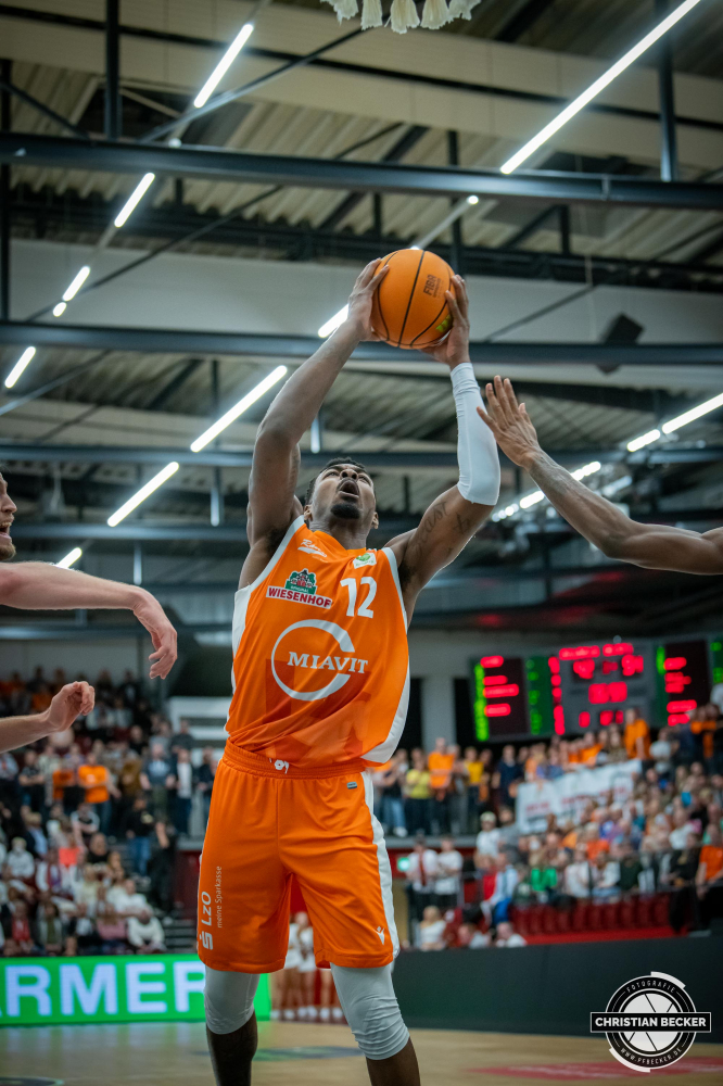 2. Basketball Bundesliga, Hauptrunde, 1. Spieltag, 01.10.22, Artland Dragons - RASTA Vechta
#12, Tajuan Agee (USA), Forward bei RASTA Vechta beim Korbleger w&auml;hrend der Partie zwischen Artland Dragons und RASTA Vechta
Schlüsselwörter: 01.10.22;1. Spieltag;2. Bundesliga;Artland;Artland Arena;Barmer;Basketball;Dragons;Hauptrunde;Liga;Quackenbr&uuml;ck;RASTA;Saison 2022/2023;Vechta