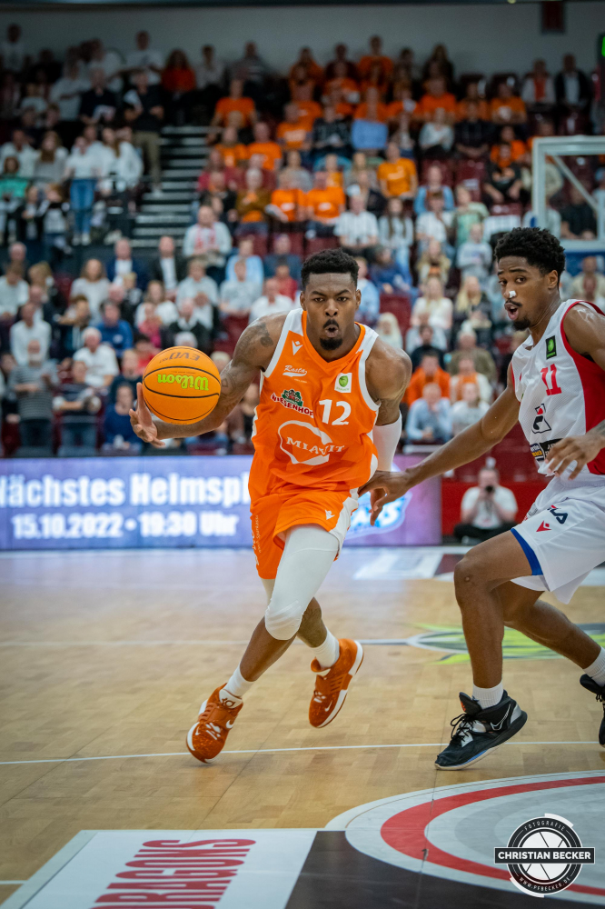 2. Basketball Bundesliga, Hauptrunde, 1. Spieltag, 01.10.22, Artland Dragons - RASTA Vechta
#12, Tajuan Agee (USA), Forward bei RASTA Vechta in Aktion w&auml;hrend der Partie zwischen Artland Dragons und RASTA Vechta
Schlüsselwörter: 01.10.22;1. Spieltag;2. Bundesliga;Artland;Artland Arena;Barmer;Basketball;Dragons;Hauptrunde;Liga;Quackenbr&uuml;ck;RASTA;Saison 2022/2023;Vechta