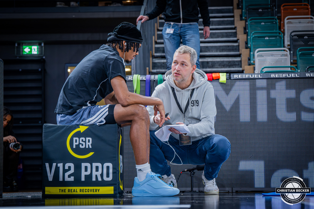 1. Basketball Bundesliga, easyCredit BBL, Saison 2025/2026, Herren, Pokal. Viertelfinale, 17.11.2025, RASTA Vechta - EWE Baskets Oldenburg
J&ouml;rn Bente (PR-Manager - RASTA Vechta) im Gespr&auml;ch mit #Alonzo Verge (#11 - RASTA Vechta)
Schlüsselwörter: 1. Bundesliga;17.11.2025;BBL;Basketball;Baskets;EWE;Oldenburg;Pokal;RASTA;RASTA Dome;Saison 2025/2026;Vechta;Viertelfinale;easycredit