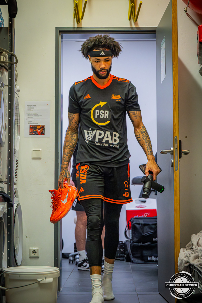 1. Basketball Bundesliga, easyCredit BBL, Saison 2025/2026, Herren, Pokal. Viertelfinale, 17.11.2025, RASTA Vechta - EWE Baskets Oldenburg
Tevin Brown (#10 - RASTA Vechta) vor der Partie
Schlüsselwörter: 1. Bundesliga;17.11.2025;BBL;Basketball;Baskets;EWE;Oldenburg;Pokal;RASTA;RASTA Dome;Saison 2025/2026;Vechta;Viertelfinale;easycredit