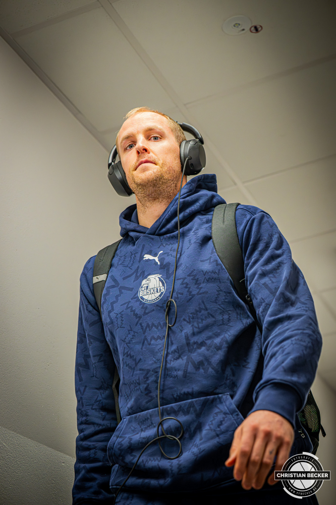 1. Basketball Bundesliga, easyCredit BBL, Saison 2025/2026, Herren, Pokal. Viertelfinale, 17.11.2025, RASTA Vechta - EWE Baskets Oldenburg
Seth Hinrichs (#21 - EWE Baskets Oldenburg) vor der Partie
Schlüsselwörter: 1. Bundesliga;17.11.2025;BBL;Basketball;Baskets;EWE;Oldenburg;Pokal;RASTA;RASTA Dome;Saison 2025/2026;Vechta;Viertelfinale;easycredit