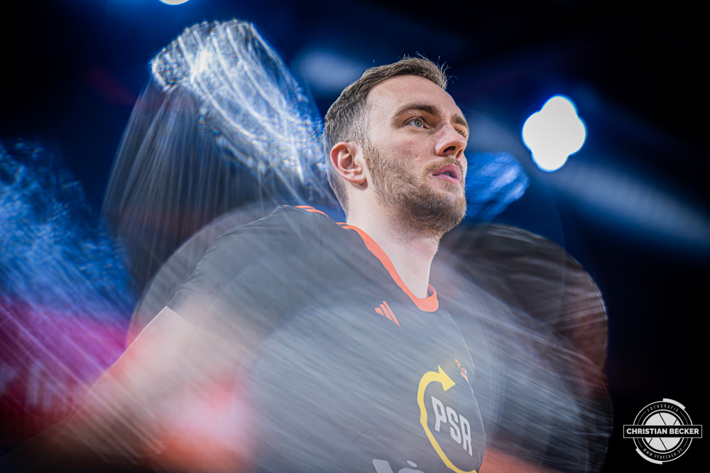 1. Basketball Bundesliga, easyCredit BBL, Saison 2025/2026, Herren, Pokal. Viertelfinale, 17.11.2025, RASTA Vechta - EWE Baskets Oldenburg
Philipp Herkenhoff (#14 - RASTA Vechta) vor der Partie
Schlüsselwörter: 1. Bundesliga;17.11.2025;BBL;Basketball;Baskets;EWE;Oldenburg;Pokal;RASTA;RASTA Dome;Saison 2025/2026;Vechta;Viertelfinale;easycredit