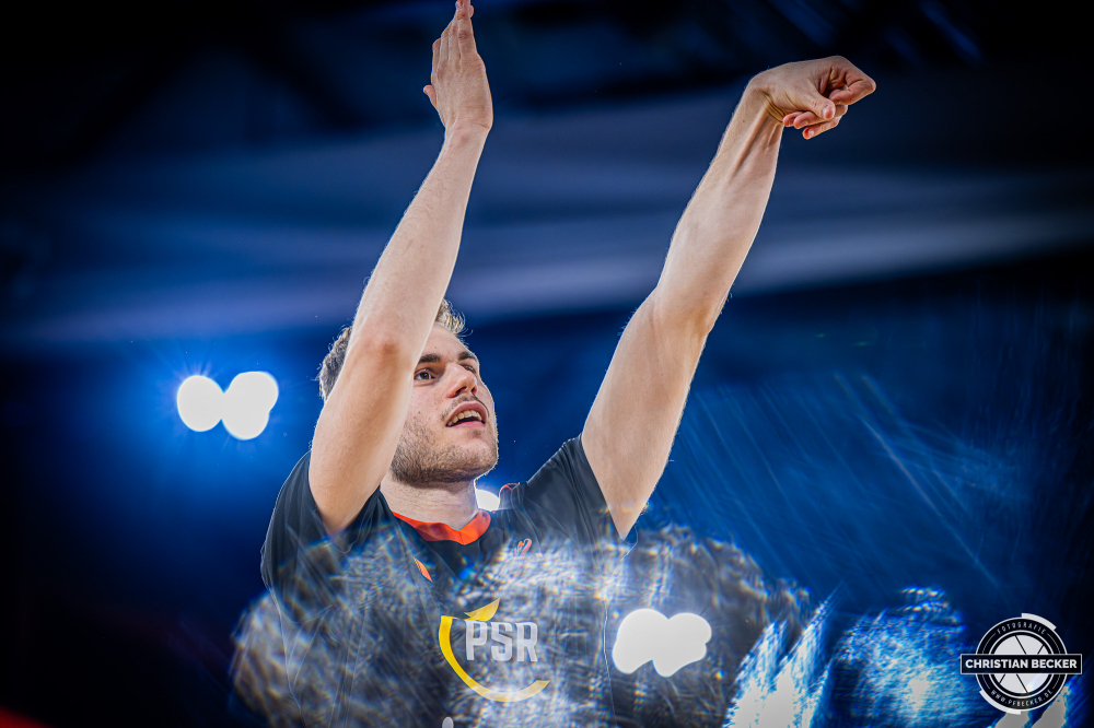 1. Basketball Bundesliga, easyCredit BBL, Saison 2025/2026, Herren, Pokal. Viertelfinale, 17.11.2025, RASTA Vechta - EWE Baskets Oldenburg
Linus Trettin (#15 - RASTA Vechta) vor der Partie
Schlüsselwörter: 1. Bundesliga;17.11.2025;BBL;Basketball;Baskets;EWE;Oldenburg;Pokal;RASTA;RASTA Dome;Saison 2025/2026;Vechta;Viertelfinale;easycredit