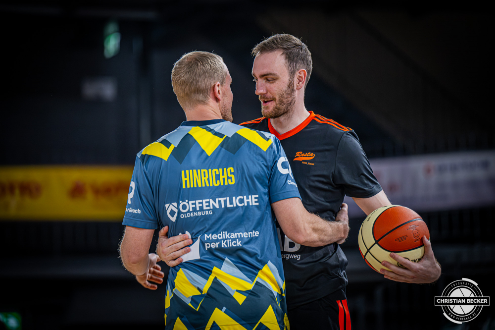 1. Basketball Bundesliga, easyCredit BBL, Saison 2025/2026, Herren, Pokal. Viertelfinale, 17.11.2025, RASTA Vechta - EWE Baskets Oldenburg
Philipp Herkenhoff (#14 - RASTA Vechta) im Gespr&auml;ch mit Seth Hinrichs (#21 - EWE Baskets Oldenburg)
Schlüsselwörter: 1. Bundesliga;17.11.2025;BBL;Basketball;Baskets;EWE;Oldenburg;Pokal;RASTA;RASTA Dome;Saison 2025/2026;Vechta;Viertelfinale;easycredit