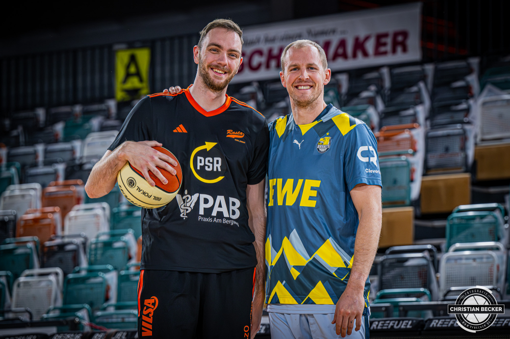 1. Basketball Bundesliga, easyCredit BBL, Saison 2025/2026, Herren, Pokal. Viertelfinale, 17.11.2025, RASTA Vechta - EWE Baskets Oldenburg
Philipp Herkenhoff (#14 - RASTA Vechta) und Seth Hinrichs (#21 - EWE Baskets Oldenburg) vor der Partie
Schlüsselwörter: 1. Bundesliga;17.11.2025;BBL;Basketball;Baskets;EWE;Oldenburg;Pokal;RASTA;RASTA Dome;Saison 2025/2026;Vechta;Viertelfinale;easycredit