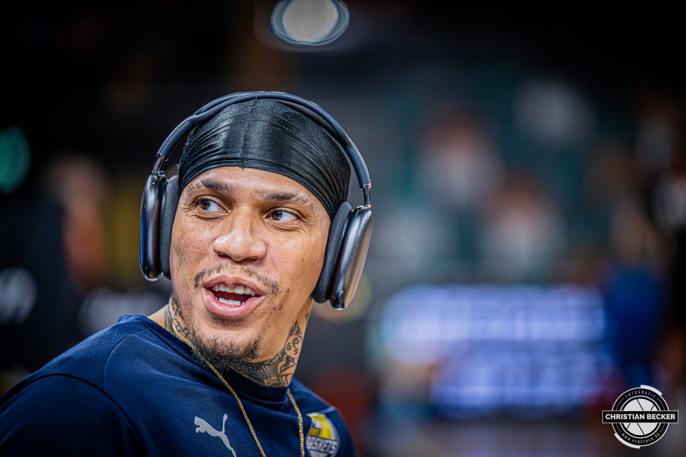 1. Basketball Bundesliga, easyCredit BBL, Saison 2025/2026, Herren, Pokal. Viertelfinale, 17.11.2025, RASTA Vechta - EWE Baskets Oldenburg
Michale Kyser (#12 - EWE Baskets Oldenburg) vor der Partie
Schlüsselwörter: 1. Bundesliga;17.11.2025;BBL;Basketball;Baskets;EWE;Oldenburg;Pokal;RASTA;RASTA Dome;Saison 2025/2026;Vechta;Viertelfinale;easycredit