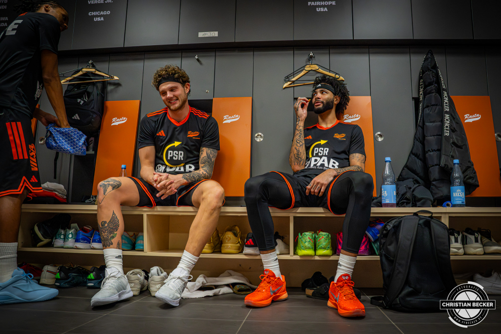 1. Basketball Bundesliga, easyCredit BBL, Saison 2025/2026, Herren, Pokal. Viertelfinale, 17.11.2025, RASTA Vechta - EWE Baskets Oldenburg
Booker Coplin (#30 - RASTA Vechta) und Tevin Brown (#10 - RASTA Vechta) vor der Partie
Schlüsselwörter: 1. Bundesliga;17.11.2025;BBL;Basketball;Baskets;EWE;Oldenburg;Pokal;RASTA;RASTA Dome;Saison 2025/2026;Vechta;Viertelfinale;easycredit