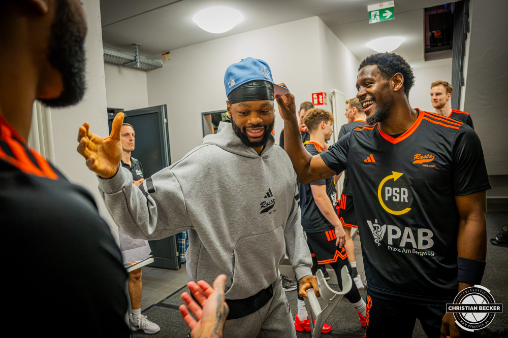 1. Basketball Bundesliga, easyCredit BBL, Saison 2025/2026, Herren, Pokal. Viertelfinale, 17.11.2025, RASTA Vechta - EWE Baskets Oldenburg
Lloyd Pandi (#41 - RASTA Vechta) und TJ Bamba (#5 - RASTA Vechta) vor der Partie
Schlüsselwörter: 1. Bundesliga;17.11.2025;BBL;Basketball;Baskets;EWE;Oldenburg;Pokal;RASTA;RASTA Dome;Saison 2025/2026;Vechta;Viertelfinale;easycredit