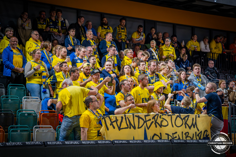 1. Basketball Bundesliga, easyCredit BBL, Saison 2025/2026, Herren, Pokal. Viertelfinale, 17.11.2025, RASTA Vechta - EWE Baskets Oldenburg
Die Fans der EWE Baskets Oldenburg vor der Partie
Schlüsselwörter: 1. Bundesliga;17.11.2025;BBL;Basketball;Baskets;EWE;Oldenburg;Pokal;RASTA;RASTA Dome;Saison 2025/2026;Vechta;Viertelfinale;easycredit