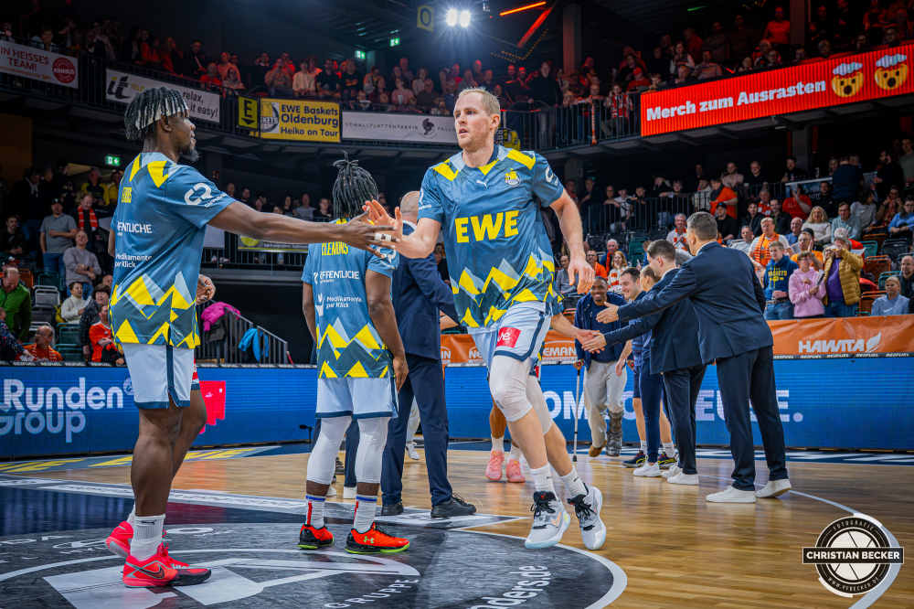 1. Basketball Bundesliga, easyCredit BBL, Saison 2025/2026, Herren, Pokal. Viertelfinale, 17.11.2025, RASTA Vechta - EWE Baskets Oldenburg
Seth Hinrichs (#21 - EWE Baskets Oldenburg) vor der Partie
Schlüsselwörter: 1. Bundesliga;17.11.2025;BBL;Basketball;Baskets;EWE;Oldenburg;Pokal;RASTA;RASTA Dome;Saison 2025/2026;Vechta;Viertelfinale;easycredit