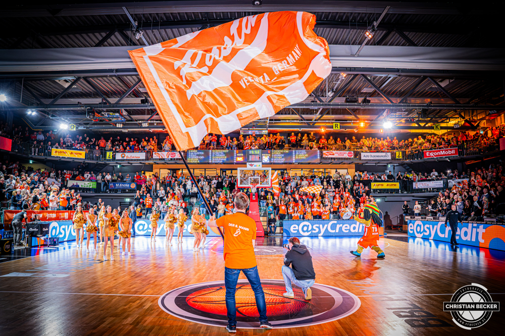 1. Basketball Bundesliga, easyCredit BBL, Saison 2025/2026, Herren, Pokal. Viertelfinale, 17.11.2025, RASTA Vechta - EWE Baskets Oldenburg
RASTA Dome (Spielst&auml;tte - RASTA Vechta)
Schlüsselwörter: 1. Bundesliga;17.11.2025;BBL;Basketball;Baskets;EWE;Oldenburg;Pokal;RASTA;RASTA Dome;Saison 2025/2026;Vechta;Viertelfinale;easycredit