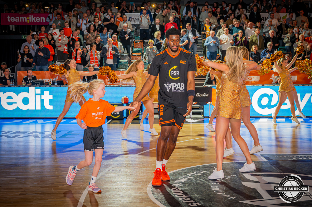 1. Basketball Bundesliga, easyCredit BBL, Saison 2025/2026, Herren, Pokal. Viertelfinale, 17.11.2025, RASTA Vechta - EWE Baskets Oldenburg
TJ Bamba (#5 - RASTA Vechta) vor der Partie
Schlüsselwörter: 1. Bundesliga;17.11.2025;BBL;Basketball;Baskets;EWE;Oldenburg;Pokal;RASTA;RASTA Dome;Saison 2025/2026;Vechta;Viertelfinale;easycredit