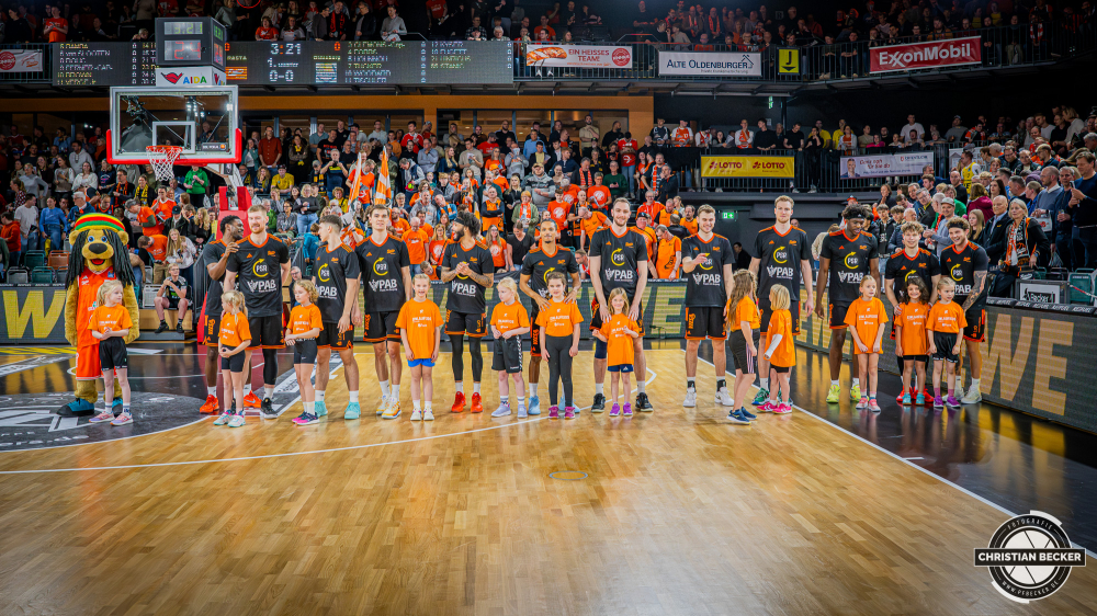 1. Basketball Bundesliga, easyCredit BBL, Saison 2025/2026, Herren, Pokal. Viertelfinale, 17.11.2025, RASTA Vechta - EWE Baskets Oldenburg
Das Team von RASTA Vechta und die Einlaufkinder vor der Partie
Schlüsselwörter: 1. Bundesliga;17.11.2025;BBL;Basketball;Baskets;EWE;Oldenburg;Pokal;RASTA;RASTA Dome;Saison 2025/2026;Vechta;Viertelfinale;easycredit