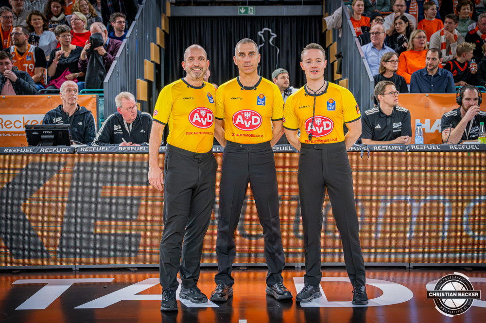 1. Basketball Bundesliga, easyCredit BBL, Saison 2025/2026, Herren, Pokal. Viertelfinale, 17.11.2025, RASTA Vechta - EWE Baskets Oldenburg
Oliver Krause, Robert Lottermoser und Christian Theis (Schiedsrichter BBL) vor der Partie
Schlüsselwörter: 1. Bundesliga;17.11.2025;BBL;Basketball;Baskets;EWE;Oldenburg;Pokal;RASTA;RASTA Dome;Saison 2025/2026;Vechta;Viertelfinale;easycredit