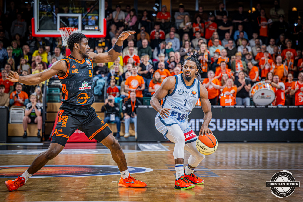 1. Basketball Bundesliga, easyCredit BBL, Saison 2025/2026, Herren, Pokal. Viertelfinale, 17.11.2025, RASTA Vechta - EWE Baskets Oldenburg
Christopher Clemons (#3 - EWE Baskets Oldenburg) in Aktion
Schlüsselwörter: 1. Bundesliga;17.11.2025;BBL;Basketball;Baskets;EWE;Oldenburg;Pokal;RASTA;RASTA Dome;Saison 2025/2026;Vechta;Viertelfinale;easycredit