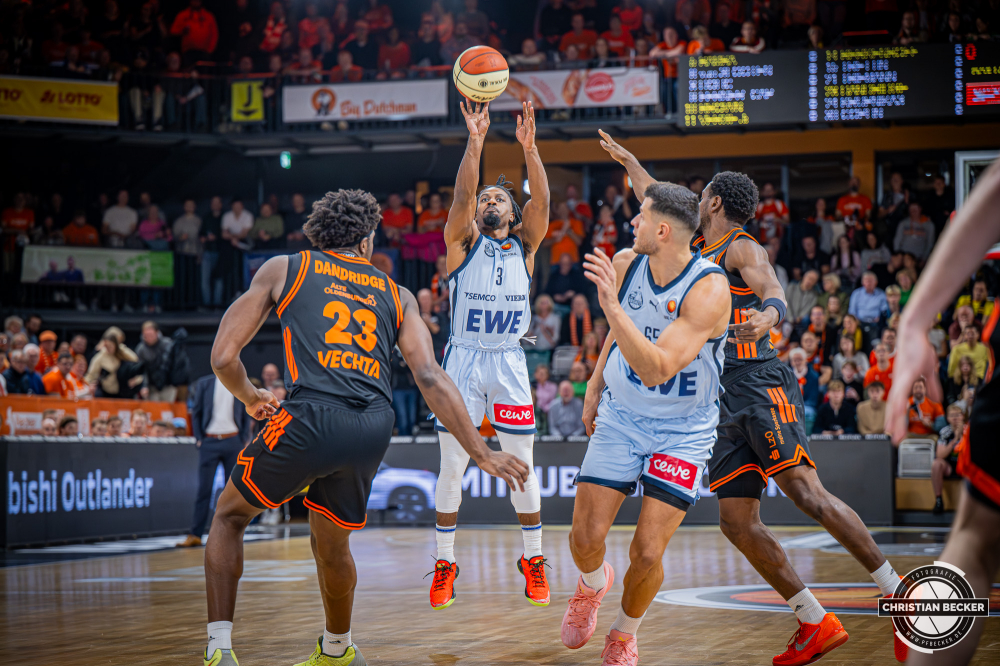 1. Basketball Bundesliga, easyCredit BBL, Saison 2025/2026, Herren, Pokal. Viertelfinale, 17.11.2025, RASTA Vechta - EWE Baskets Oldenburg
Christopher Clemons (#3 - EWE Baskets Oldenburg) beim Jumpshot
Schlüsselwörter: 1. Bundesliga;17.11.2025;BBL;Basketball;Baskets;EWE;Oldenburg;Pokal;RASTA;RASTA Dome;Saison 2025/2026;Vechta;Viertelfinale;easycredit