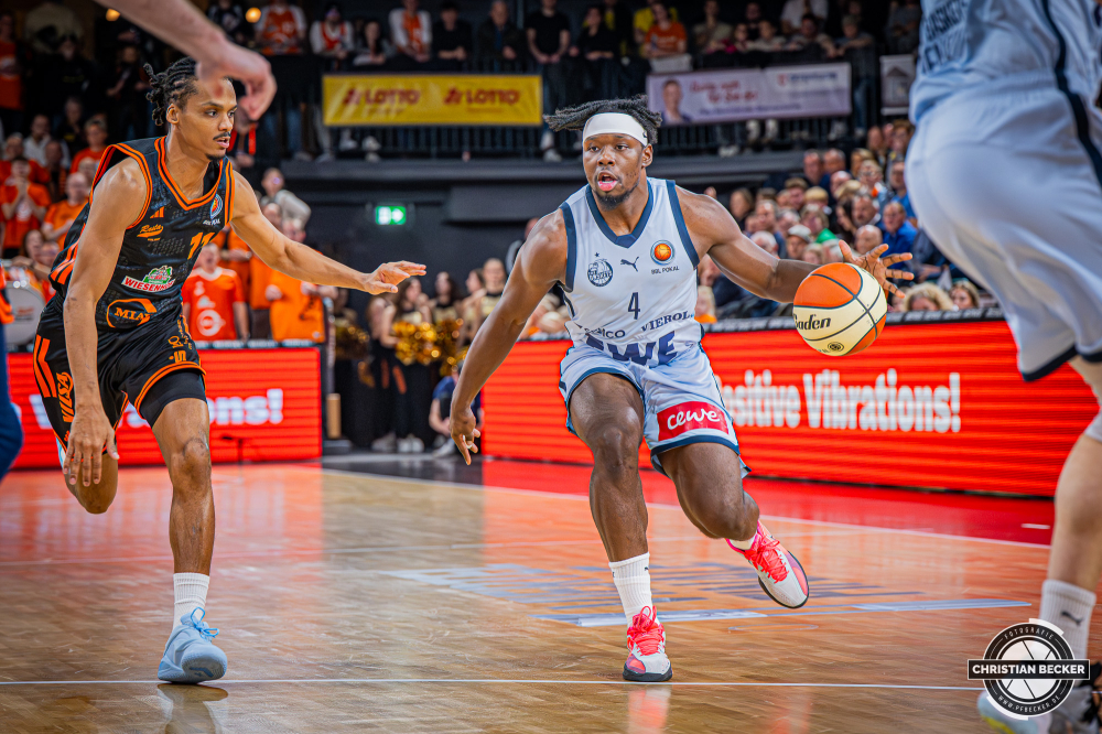 1. Basketball Bundesliga, easyCredit BBL, Saison 2025/2026, Herren, Pokal. Viertelfinale, 17.11.2025, RASTA Vechta - EWE Baskets Oldenburg
Kyle Lofton (#0 - EWE Baskets Oldenburg) in Aktion
Schlüsselwörter: 1. Bundesliga;17.11.2025;BBL;Basketball;Baskets;EWE;Oldenburg;Pokal;RASTA;RASTA Dome;Saison 2025/2026;Vechta;Viertelfinale;easycredit