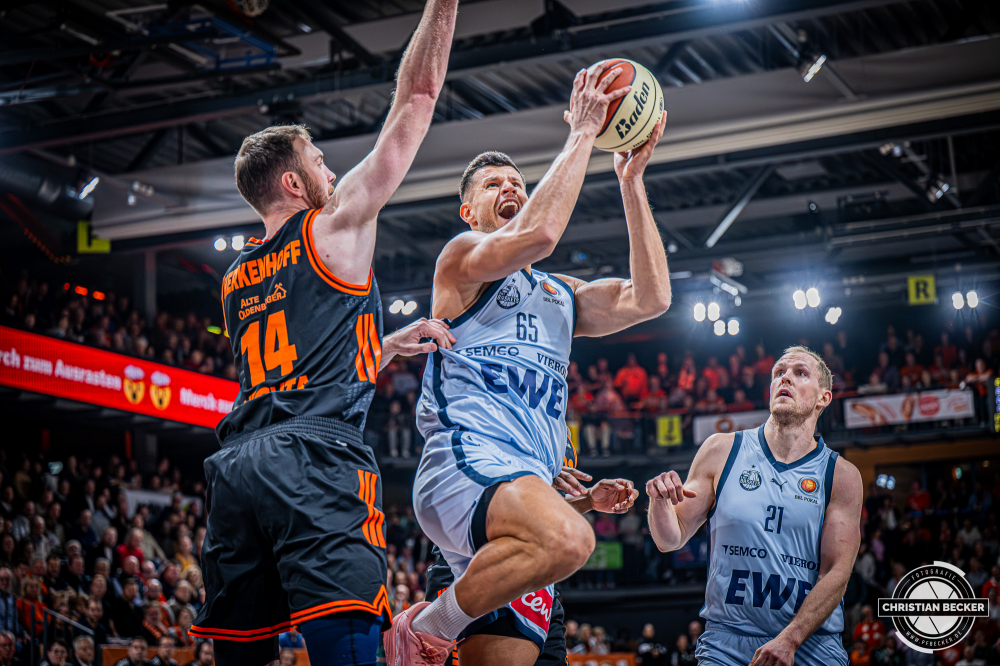 1. Basketball Bundesliga, easyCredit BBL, Saison 2025/2026, Herren, Pokal. Viertelfinale, 17.11.2025, RASTA Vechta - EWE Baskets Oldenburg
Filip Stanic (#65 - EWE Baskets Oldenburg) beim Korbleger
Schlüsselwörter: 1. Bundesliga;17.11.2025;BBL;Basketball;Baskets;EWE;Oldenburg;Pokal;RASTA;RASTA Dome;Saison 2025/2026;Vechta;Viertelfinale;easycredit