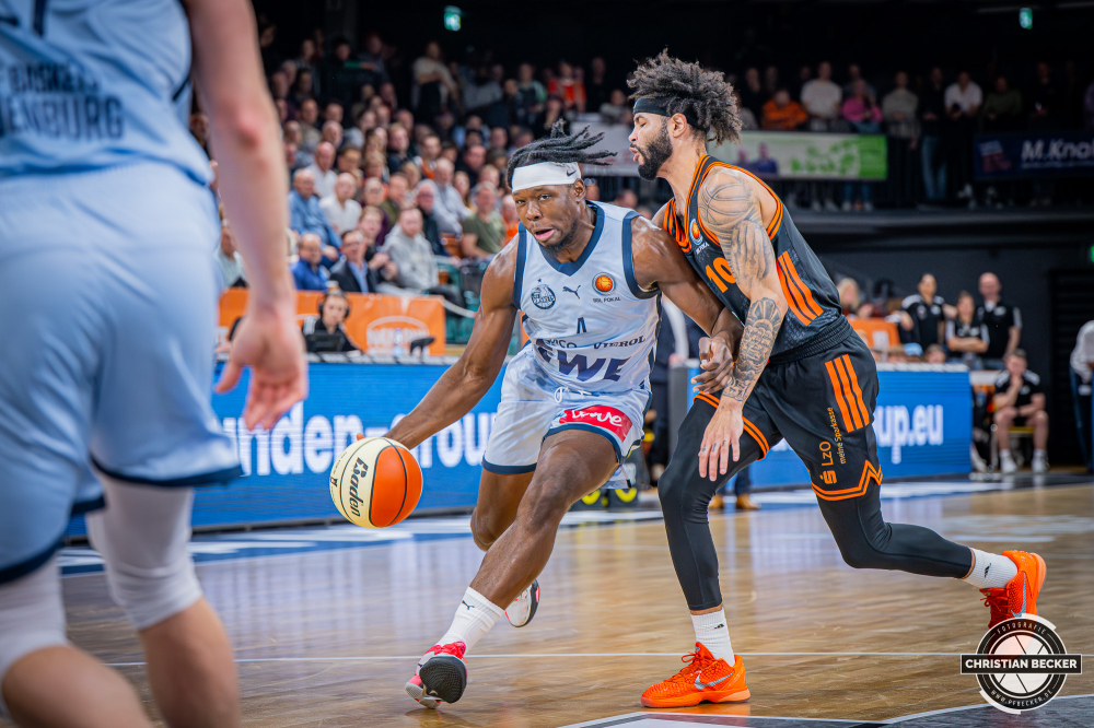 1. Basketball Bundesliga, easyCredit BBL, Saison 2025/2026, Herren, Pokal. Viertelfinale, 17.11.2025, RASTA Vechta - EWE Baskets Oldenburg
Brian Fobbs (#4 - EWE Baskets Oldenburg) in Aktion
Schlüsselwörter: 1. Bundesliga;17.11.2025;BBL;Basketball;Baskets;EWE;Oldenburg;Pokal;RASTA;RASTA Dome;Saison 2025/2026;Vechta;Viertelfinale;easycredit