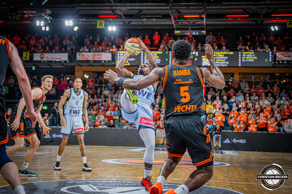 1. Basketball Bundesliga, easyCredit BBL, Saison 2025/2026, Herren, Pokal. Viertelfinale, 17.11.2025, RASTA Vechta - EWE Baskets Oldenburg
Christopher Clemons (#3 - EWE Baskets Oldenburg) beim Jumpshot
Schlüsselwörter: 1. Bundesliga;17.11.2025;BBL;Basketball;Baskets;EWE;Oldenburg;Pokal;RASTA;RASTA Dome;Saison 2025/2026;Vechta;Viertelfinale;easycredit