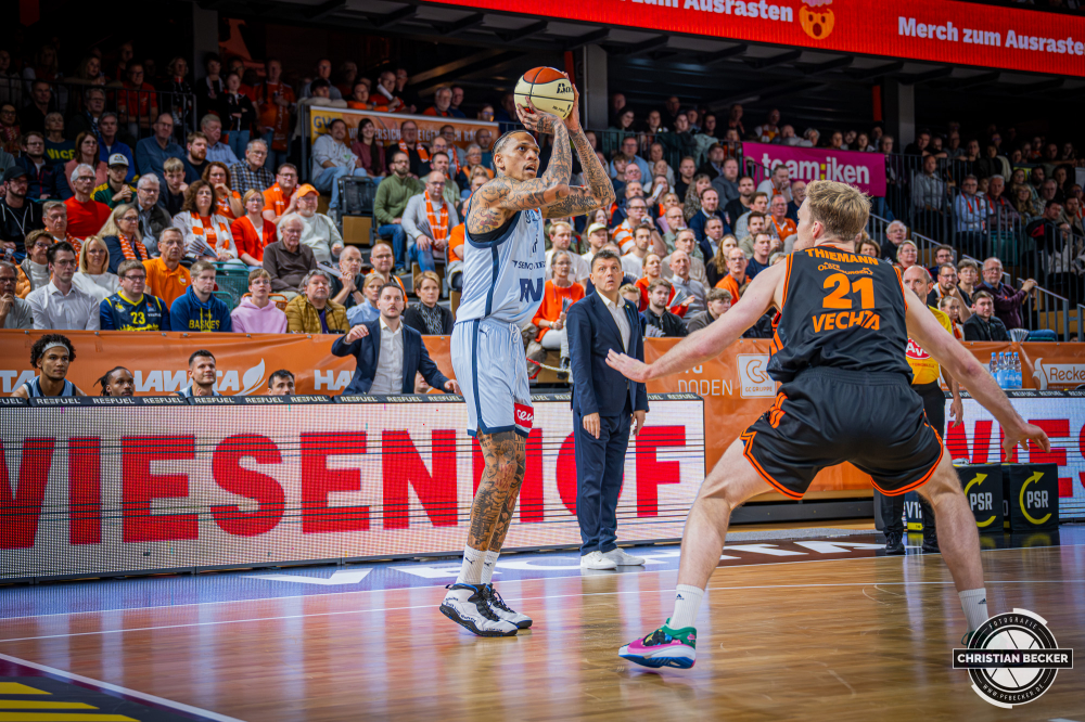 1. Basketball Bundesliga, easyCredit BBL, Saison 2025/2026, Herren, Pokal. Viertelfinale, 17.11.2025, RASTA Vechta - EWE Baskets Oldenburg
Michale Kyser (#12 - EWE Baskets Oldenburg) beim Jumpshot
Schlüsselwörter: 1. Bundesliga;17.11.2025;BBL;Basketball;Baskets;EWE;Oldenburg;Pokal;RASTA;RASTA Dome;Saison 2025/2026;Vechta;Viertelfinale;easycredit