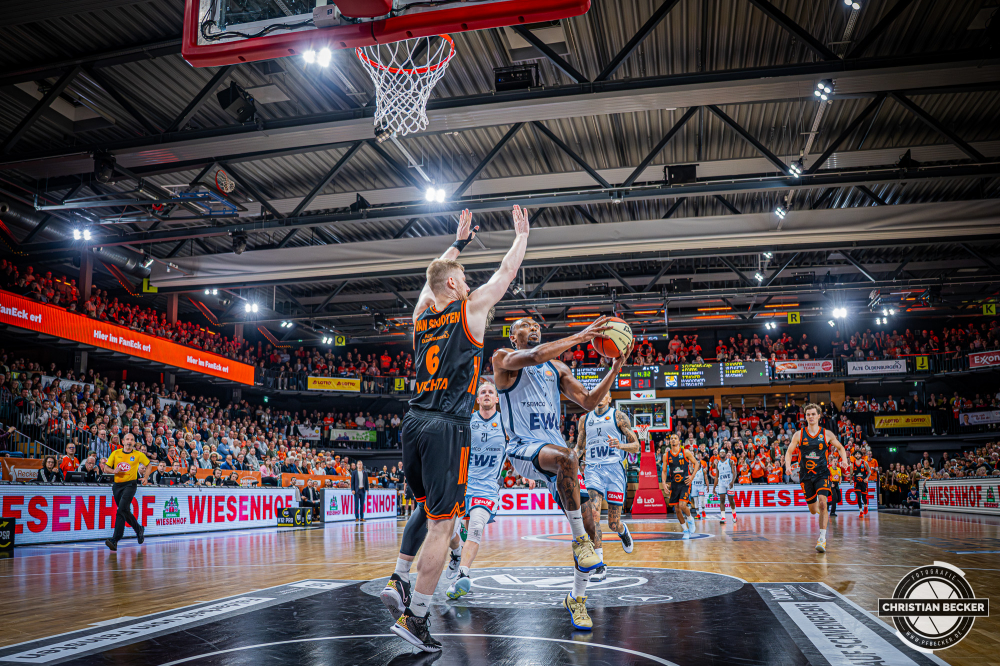 1. Basketball Bundesliga, easyCredit BBL, Saison 2025/2026, Herren, Pokal. Viertelfinale, 17.11.2025, RASTA Vechta - EWE Baskets Oldenburg
RASTA Vechta gegen EWE Baskets Oldenburg
Schlüsselwörter: 1. Bundesliga;17.11.2025;BBL;Basketball;Baskets;EWE;Oldenburg;Pokal;RASTA;RASTA Dome;Saison 2025/2026;Vechta;Viertelfinale;easycredit