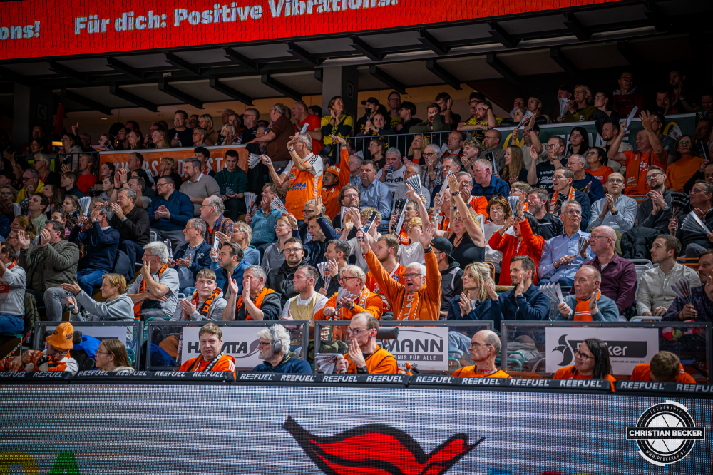 1. Basketball Bundesliga, easyCredit BBL, Saison 2025/2026, Herren, Pokal. Viertelfinale, 17.11.2025, RASTA Vechta - EWE Baskets Oldenburg
Die Fans von RASTA Vechta w&auml;hrend der Partie
Schlüsselwörter: 1. Bundesliga;17.11.2025;BBL;Basketball;Baskets;EWE;Oldenburg;Pokal;RASTA;RASTA Dome;Saison 2025/2026;Vechta;Viertelfinale;easycredit