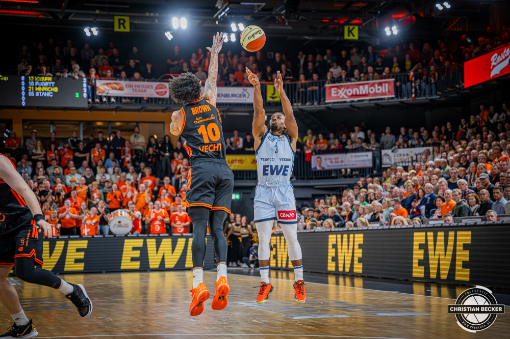 1. Basketball Bundesliga, easyCredit BBL, Saison 2025/2026, Herren, Pokal. Viertelfinale, 17.11.2025, RASTA Vechta - EWE Baskets Oldenburg
Christopher Clemons (#3 - EWE Baskets Oldenburg) beim Jumpshot
Schlüsselwörter: 1. Bundesliga;17.11.2025;BBL;Basketball;Baskets;EWE;Oldenburg;Pokal;RASTA;RASTA Dome;Saison 2025/2026;Vechta;Viertelfinale;easycredit