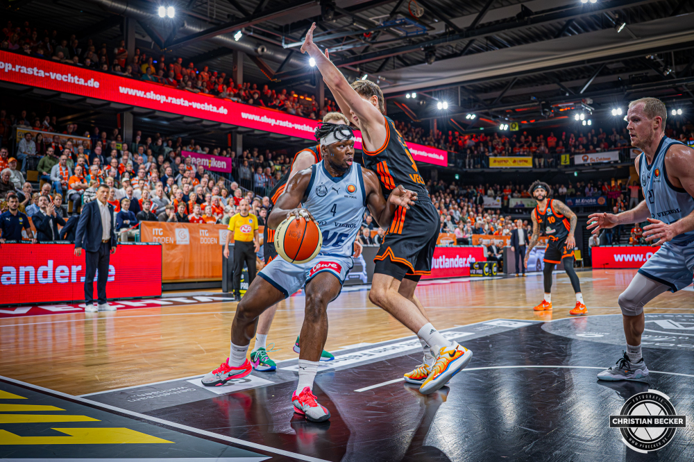 1. Basketball Bundesliga, easyCredit BBL, Saison 2025/2026, Herren, Pokal. Viertelfinale, 17.11.2025, RASTA Vechta - EWE Baskets Oldenburg
Brian Fobbs (#4 - EWE Baskets Oldenburg) in Aktion
Schlüsselwörter: 1. Bundesliga;17.11.2025;BBL;Basketball;Baskets;EWE;Oldenburg;Pokal;RASTA;RASTA Dome;Saison 2025/2026;Vechta;Viertelfinale;easycredit