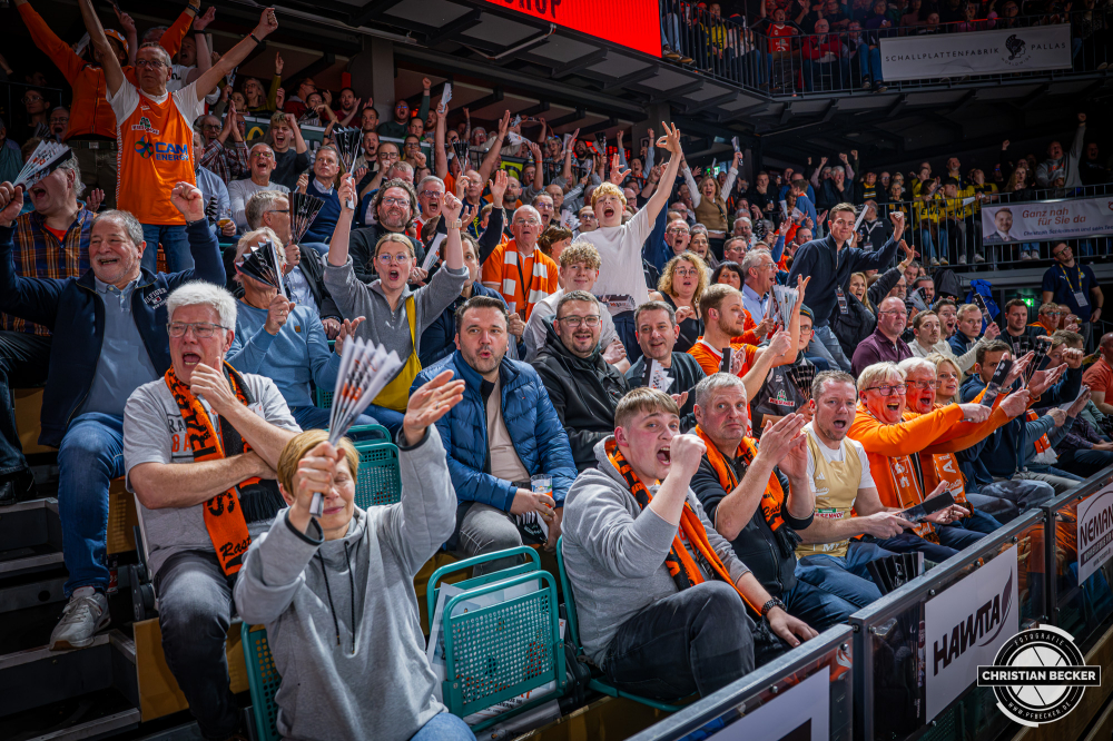 1. Basketball Bundesliga, easyCredit BBL, Saison 2025/2026, Herren, Pokal. Viertelfinale, 17.11.2025, RASTA Vechta - EWE Baskets Oldenburg
Die Fans von RASTA Vechta zeigt Emotionen w&auml;hrend der Partie
Schlüsselwörter: 1. Bundesliga;17.11.2025;BBL;Basketball;Baskets;EWE;Oldenburg;Pokal;RASTA;RASTA Dome;Saison 2025/2026;Vechta;Viertelfinale;easycredit