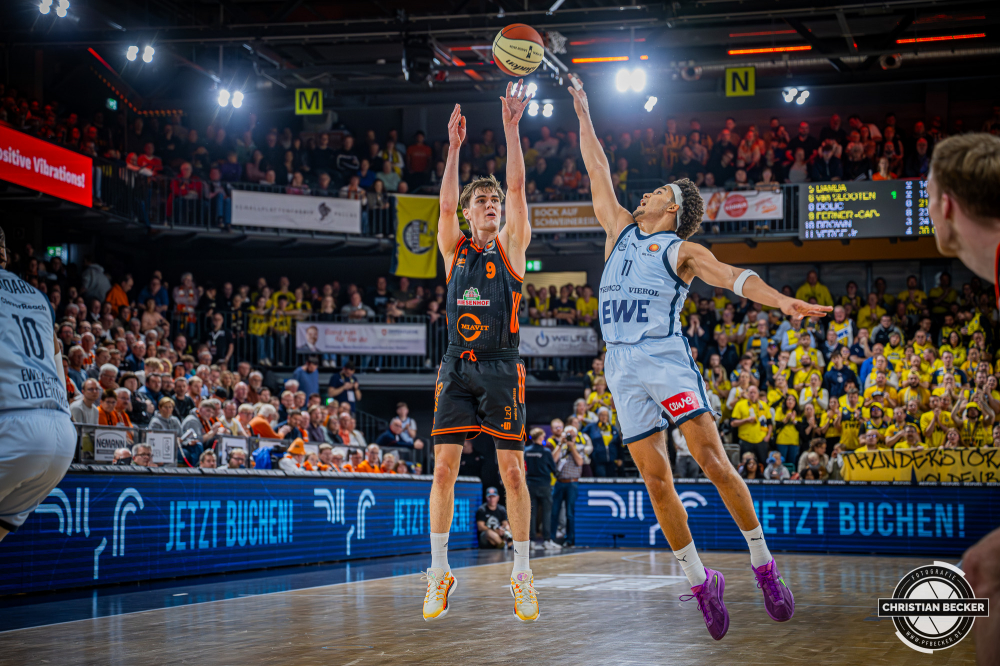 1. Basketball Bundesliga, easyCredit BBL, Saison 2025/2026, Herren, Pokal. Viertelfinale, 17.11.2025, RASTA Vechta - EWE Baskets Oldenburg
Joschka Ferner (#9 - RASTA Vechta) beim Jumpshot
Schlüsselwörter: 1. Bundesliga;17.11.2025;BBL;Basketball;Baskets;EWE;Oldenburg;Pokal;RASTA;RASTA Dome;Saison 2025/2026;Vechta;Viertelfinale;easycredit