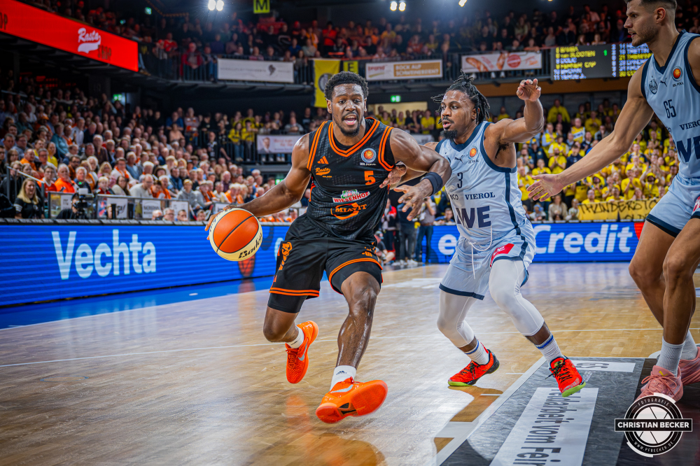 1. Basketball Bundesliga, easyCredit BBL, Saison 2025/2026, Herren, Pokal. Viertelfinale, 17.11.2025, RASTA Vechta - EWE Baskets Oldenburg
TJ Bamba (#5 - RASTA Vechta) in Aktion
Schlüsselwörter: 1. Bundesliga;17.11.2025;BBL;Basketball;Baskets;EWE;Oldenburg;Pokal;RASTA;RASTA Dome;Saison 2025/2026;Vechta;Viertelfinale;easycredit