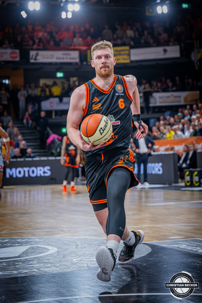 1. Basketball Bundesliga, easyCredit BBL, Saison 2025/2026, Herren, Pokal. Viertelfinale, 17.11.2025, RASTA Vechta - EWE Baskets Oldenburg
Luc van Slooten (#6 - RASTA Vechta) in Aktion
Schlüsselwörter: 1. Bundesliga;17.11.2025;BBL;Basketball;Baskets;EWE;Oldenburg;Pokal;RASTA;RASTA Dome;Saison 2025/2026;Vechta;Viertelfinale;easycredit