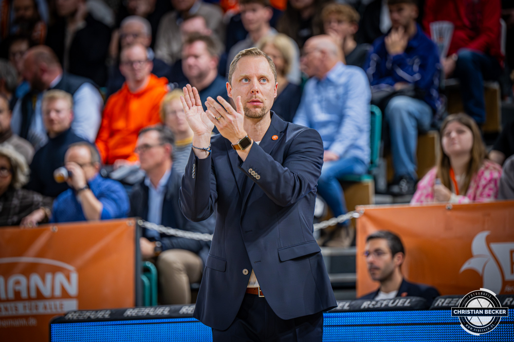 1. Basketball Bundesliga, easyCredit BBL, Saison 2025/2026, Herren, Pokal. Viertelfinale, 17.11.2025, RASTA Vechta - EWE Baskets Oldenburg
Christian Held (Head-Coach - RASTA Vechta) w&auml;hrend der Partie
Schlüsselwörter: 1. Bundesliga;17.11.2025;BBL;Basketball;Baskets;EWE;Oldenburg;Pokal;RASTA;RASTA Dome;Saison 2025/2026;Vechta;Viertelfinale;easycredit