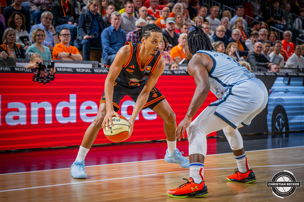 1. Basketball Bundesliga, easyCredit BBL, Saison 2025/2026, Herren, Pokal. Viertelfinale, 17.11.2025, RASTA Vechta - EWE Baskets Oldenburg
Alonzo Verge (#11 - RASTA Vechta) in Aktion
Schlüsselwörter: 1. Bundesliga;17.11.2025;BBL;Basketball;Baskets;EWE;Oldenburg;Pokal;RASTA;RASTA Dome;Saison 2025/2026;Vechta;Viertelfinale;easycredit