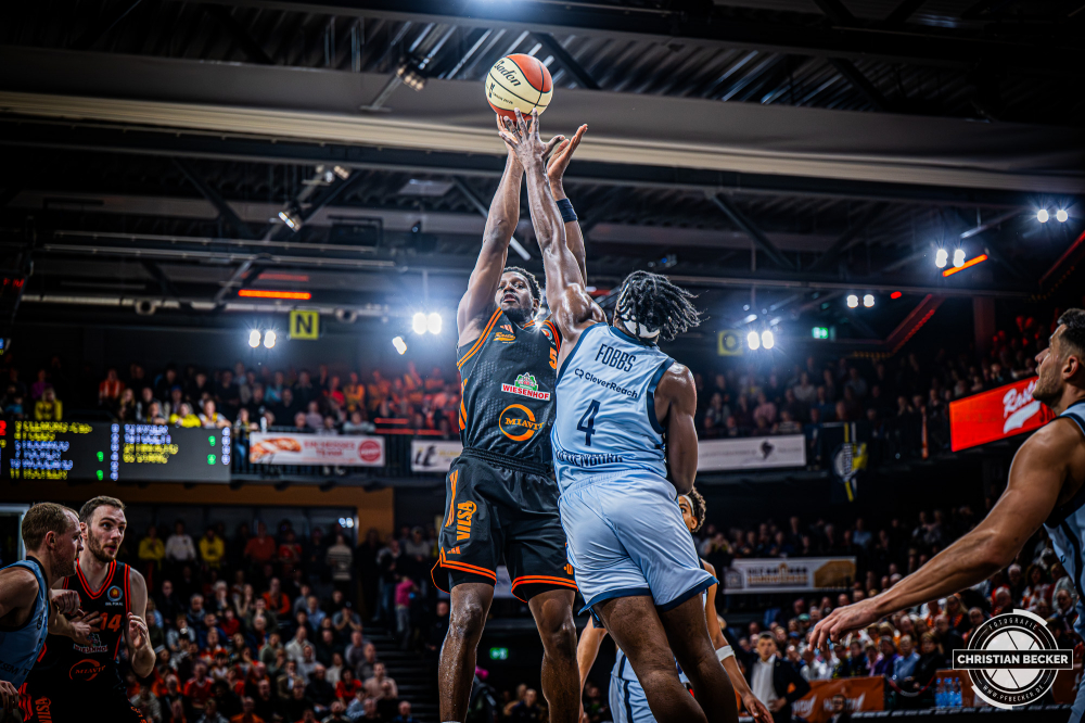 1. Basketball Bundesliga, easyCredit BBL, Saison 2025/2026, Herren, Pokal. Viertelfinale, 17.11.2025, RASTA Vechta - EWE Baskets Oldenburg
TJ Bamba (#5 - RASTA Vechta) beim Jumpshot
Schlüsselwörter: 1. Bundesliga;17.11.2025;BBL;Basketball;Baskets;EWE;Oldenburg;Pokal;RASTA;RASTA Dome;Saison 2025/2026;Vechta;Viertelfinale;easycredit