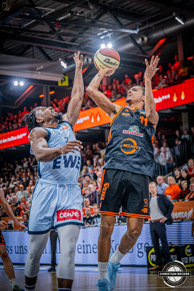 1. Basketball Bundesliga, easyCredit BBL, Saison 2025/2026, Herren, Pokal. Viertelfinale, 17.11.2025, RASTA Vechta - EWE Baskets Oldenburg
Alonzo Verge (#11 - RASTA Vechta) beim Jumpshot
Schlüsselwörter: 1. Bundesliga;17.11.2025;BBL;Basketball;Baskets;EWE;Oldenburg;Pokal;RASTA;RASTA Dome;Saison 2025/2026;Vechta;Viertelfinale;easycredit