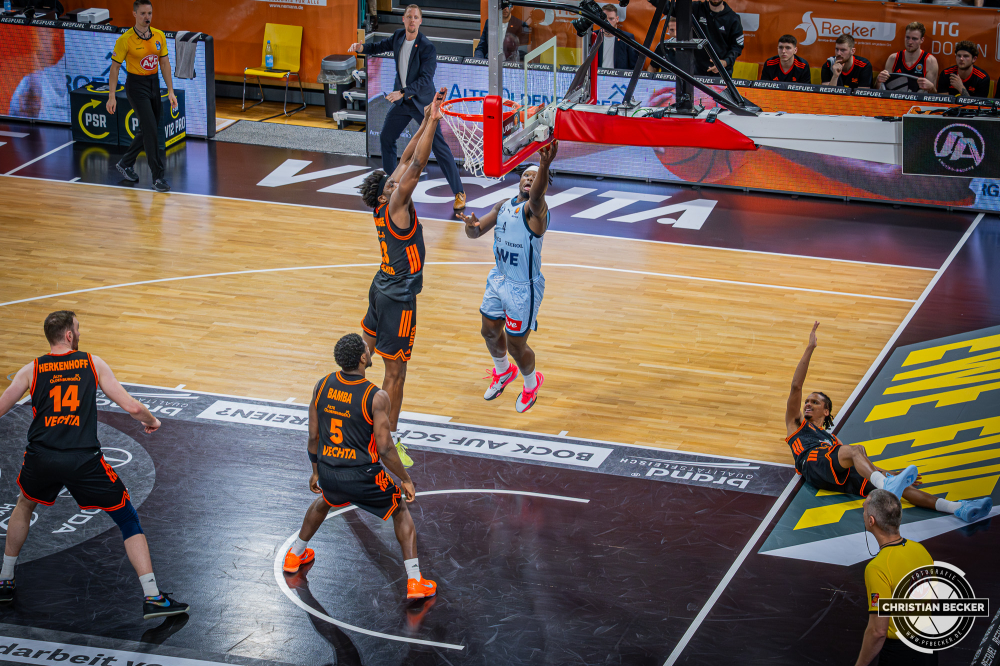 1. Basketball Bundesliga, easyCredit BBL, Saison 2025/2026, Herren, Pokal. Viertelfinale, 17.11.2025, RASTA Vechta - EWE Baskets Oldenburg
Brian Fobbs (#4 - EWE Baskets Oldenburg) beim Korbleger
Schlüsselwörter: 1. Bundesliga;17.11.2025;BBL;Basketball;Baskets;EWE;Oldenburg;Pokal;RASTA;RASTA Dome;Saison 2025/2026;Vechta;Viertelfinale;easycredit