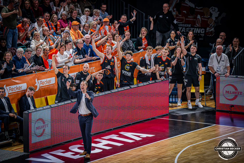 1. Basketball Bundesliga, easyCredit BBL, Saison 2025/2026, Herren, Pokal. Viertelfinale, 17.11.2025, RASTA Vechta - EWE Baskets Oldenburg
Das Team von RASTA Vechta zeigt Emotionen w&auml;hrend der Partie
Schlüsselwörter: 1. Bundesliga;17.11.2025;BBL;Basketball;Baskets;EWE;Oldenburg;Pokal;RASTA;RASTA Dome;Saison 2025/2026;Vechta;Viertelfinale;easycredit