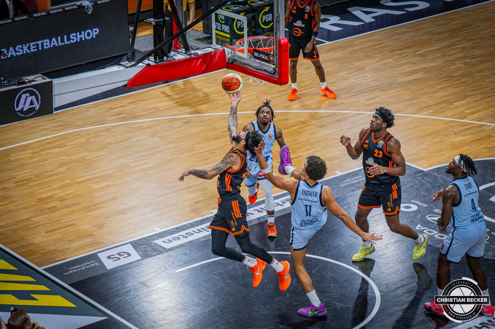 1. Basketball Bundesliga, easyCredit BBL, Saison 2025/2026, Herren, Pokal. Viertelfinale, 17.11.2025, RASTA Vechta - EWE Baskets Oldenburg
Tevin Brown (#10 - RASTA Vechta) beim Korbleger
Schlüsselwörter: 1. Bundesliga;17.11.2025;BBL;Basketball;Baskets;EWE;Oldenburg;Pokal;RASTA;RASTA Dome;Saison 2025/2026;Vechta;Viertelfinale;easycredit